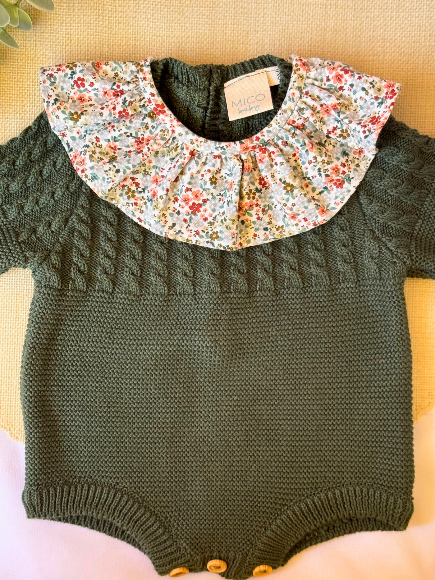 Pelele de punto verde - Colección Musgo con Cuello de flores multicolor - Colección Amaranto