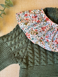 Pelele de punto verde - Colección Musgo con Cuello de flores multicolor - Colección Amaranto