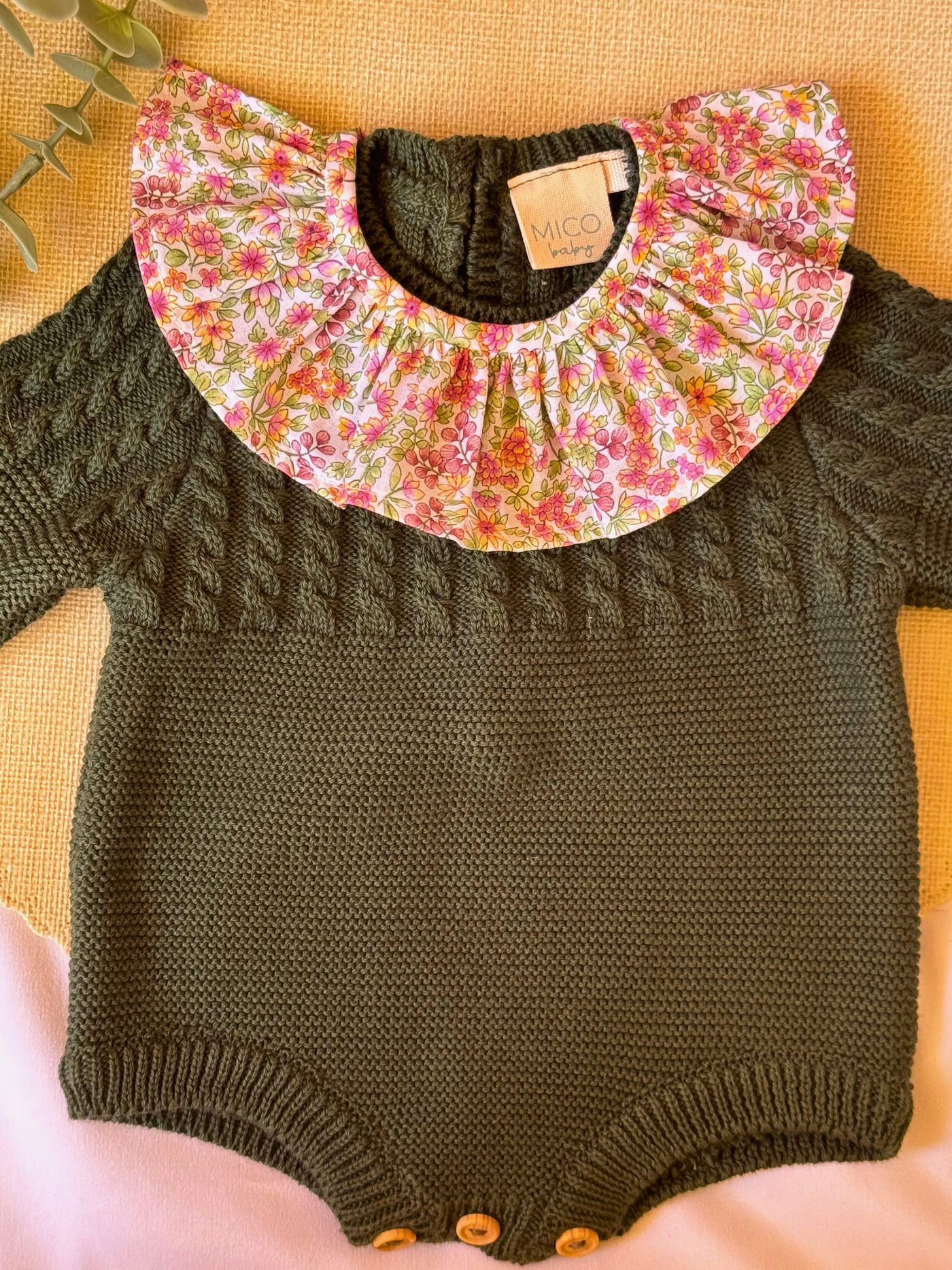 Pelele de punto verde - Colección Musgo con Cuello de flores naranjas - Colección Tulipán