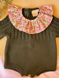 Pelele de punto verde - Colección Musgo con Cuello de flores naranjas - Colección Tulipán