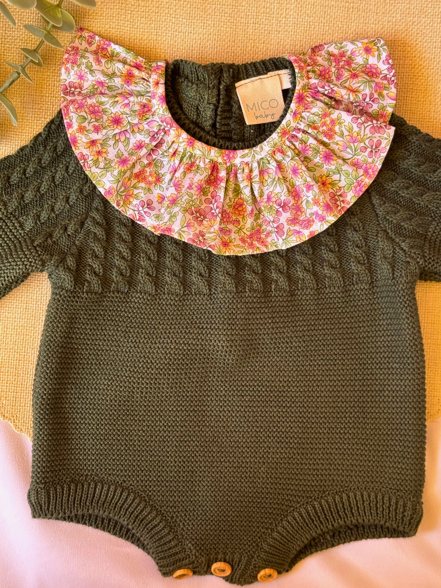 Pelele de punto verde - Colección Musgo con Cuello de flores naranjas - Colección Tulipán