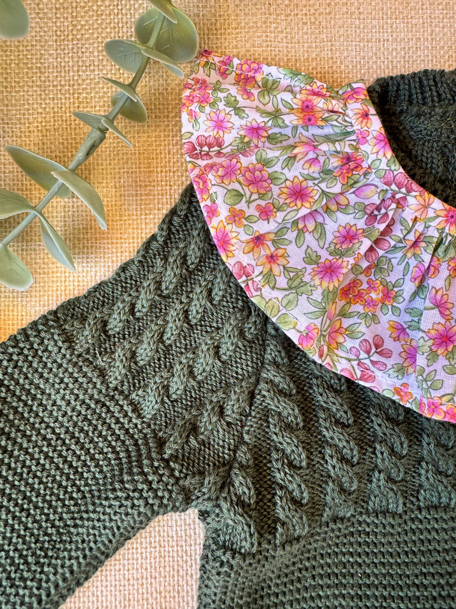 Pelele de punto verde - Colección Musgo con Cuello de flores naranjas - Colección Tulipán
