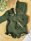 Gestrickter Strampler in Moosgrün mit cremefarbenen Abschlüssen