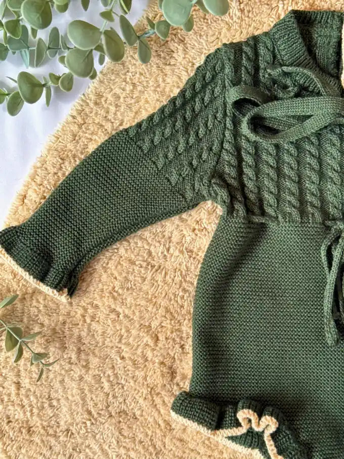 Pelele de punto verde con terminación en crema - Colección Musgo