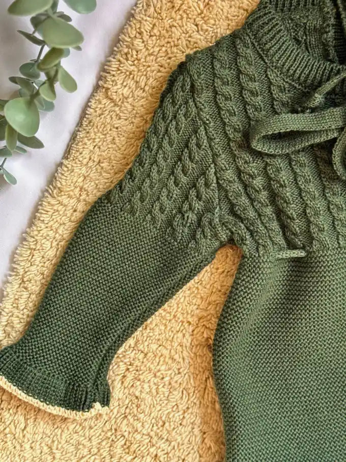 Pelele de punto verde con terminación en crema - Colección Musgo
