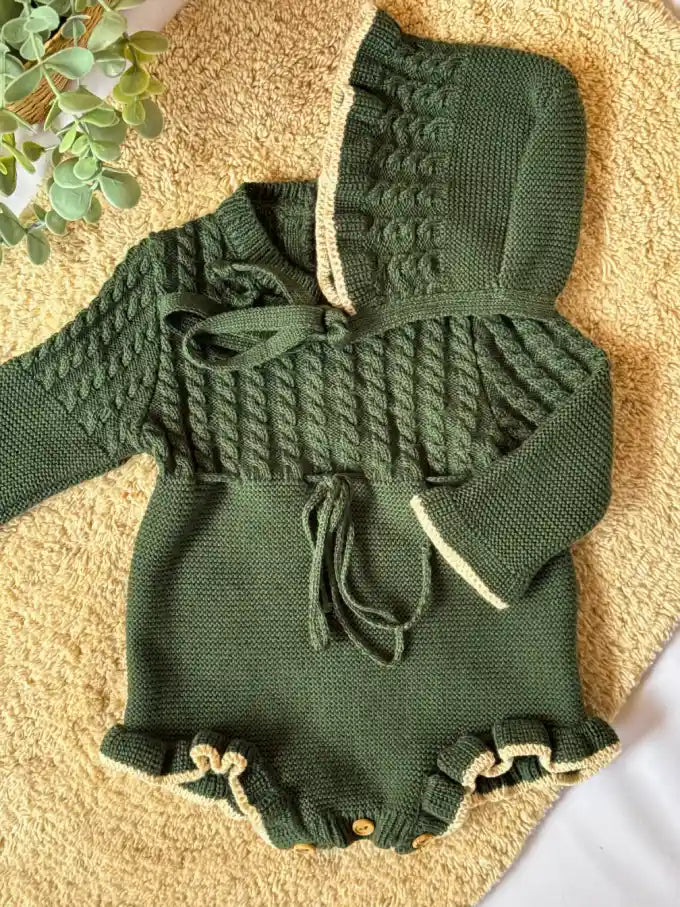 Pelele de punto verde con terminación en crema - Colección Musgo