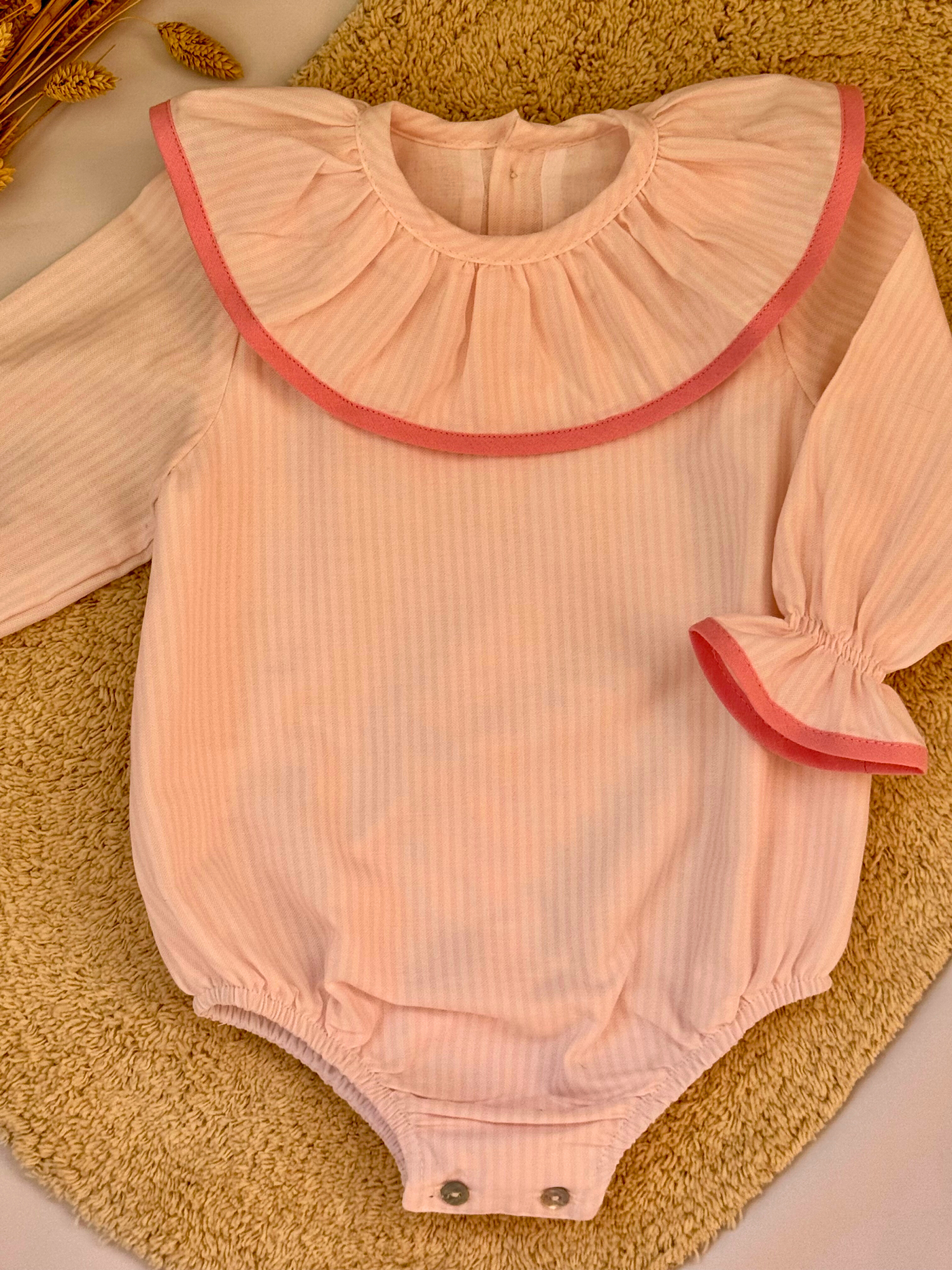 Pelele de rayas rosas - Colección Nenúfar