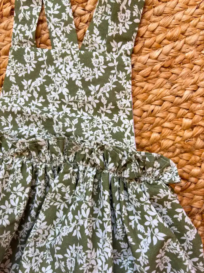 Ranita con volante verde con flores blancas Colección Helecho | MICŪ baby