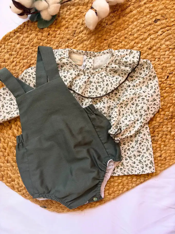 Ranita sarga verde Colección Álamo con Blusa cuello volante blanca con flores verdes Colección Olivo | MICŪ baby