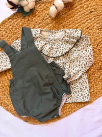 Ranita sarga verde Colección Álamo con Blusa cuello volante blanca con flores verdes Colección Olivo | MICŪ baby
