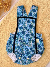 Ranita azul tintada a mano con estampado floral - Colección Campanilla