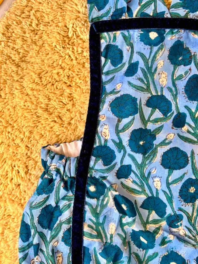 Ranita azul tintada a mano con estampado floral - Colección Campanilla