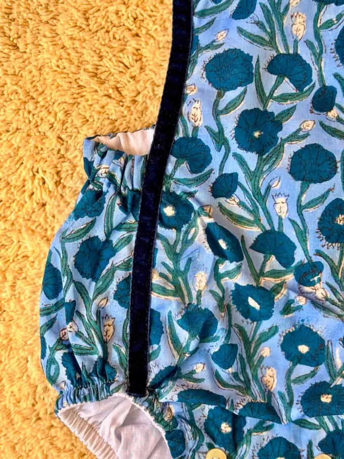 Ranita azul tintada a mano con estampado floral - Colección Campanilla