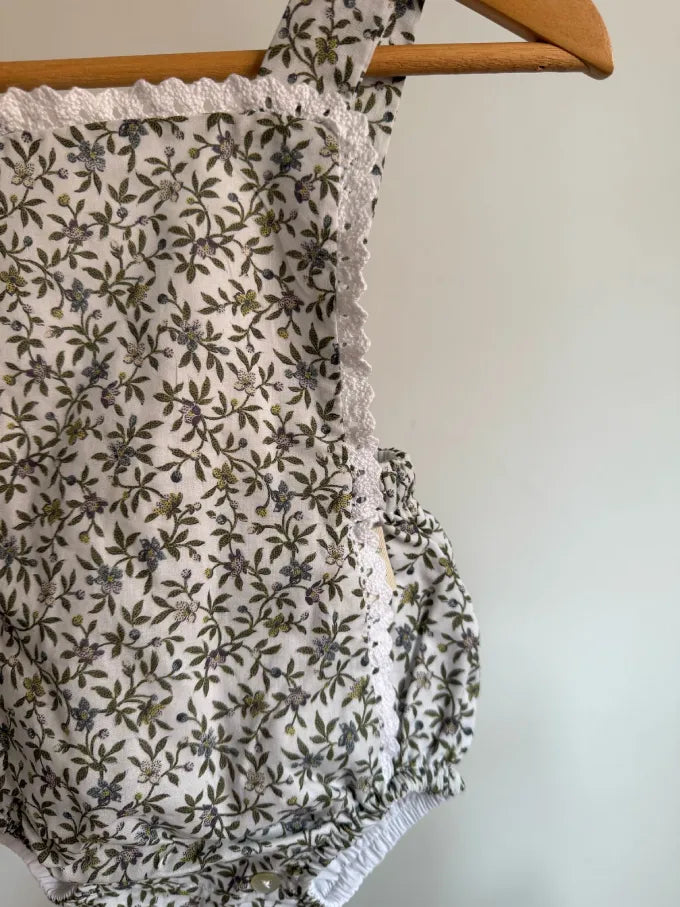 Ranita blanco con ramas Azucena