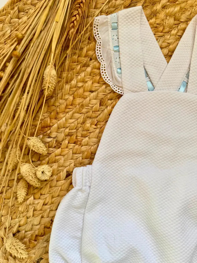 Ranita piqué blanco con pasacintas azul - Colección Margarita