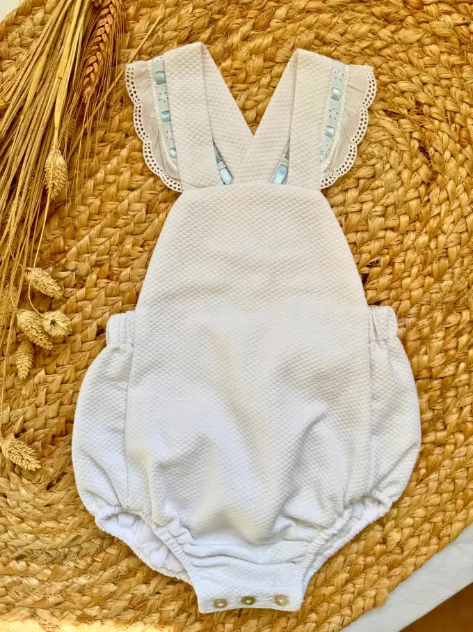 Ranita piqué blanco con pasacintas azul - Colección Margarita