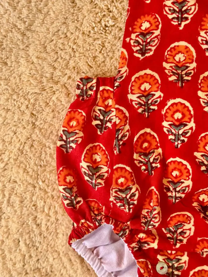 Ranita roja tintada a mano con estampado floral - Colección Loto