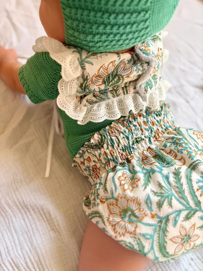 Bebe con Babero y crubepañal floral indio en tonos verdes Coleccion Cali con conjunto punto salvia | MICŪ baby