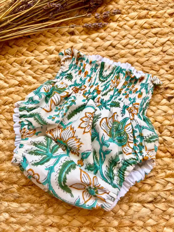 cubrepañaal estampado floral indio de tonos verdes y mostaza colección cali | MICŪ baby